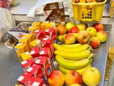 Food-Bags mit Sandwiches und frischem Obst — Bild 2