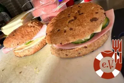 Food-Bags mit Burger-Sandwich, Schokolade und Obst — Bild 2