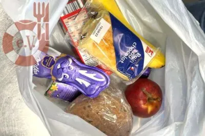 Food-Bags mit Burger-Sandwich, Schokolade und Obst — Bild 3