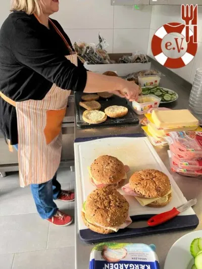 Food-Bags mit Burger-Sandwich, Schokolade und Obst — Bild 4