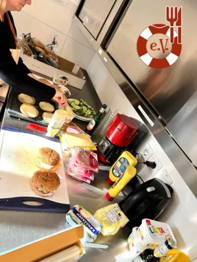 Food-Bags mit Burger-Sandwich, Schokolade und Obst — Bild 1