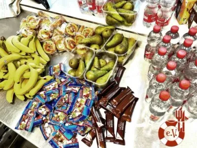 Burger-Sandwiches, Obst und Süßes für Bedürftige — Bild 2