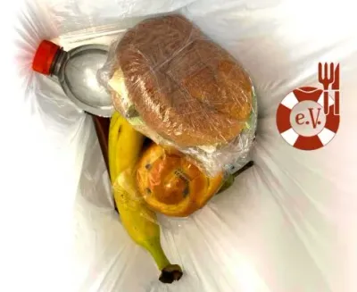 Burger-Sandwiches, Obst und Süßes für Bedürftige — Bild 3