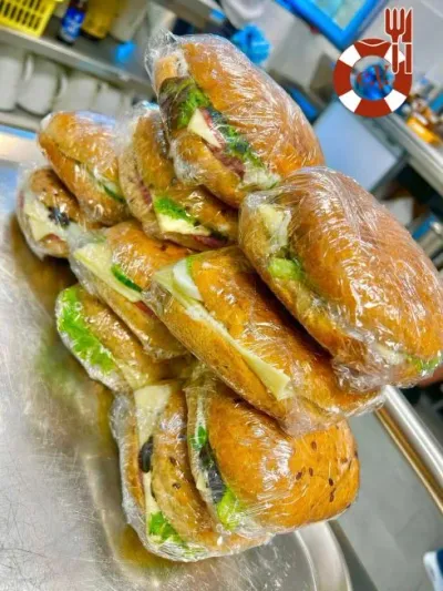 Burger-Sandwiches, Obst und Süßes für Bedürftige — Bild 1