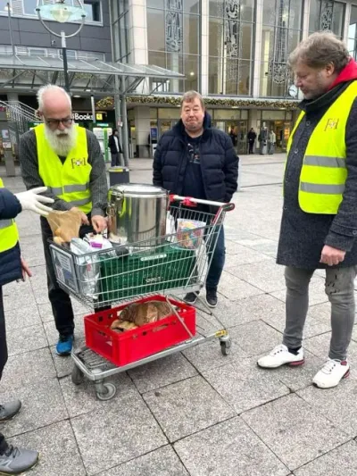 Currywurst von Detlef Pourie am Hauptbahnhof — Bild 1