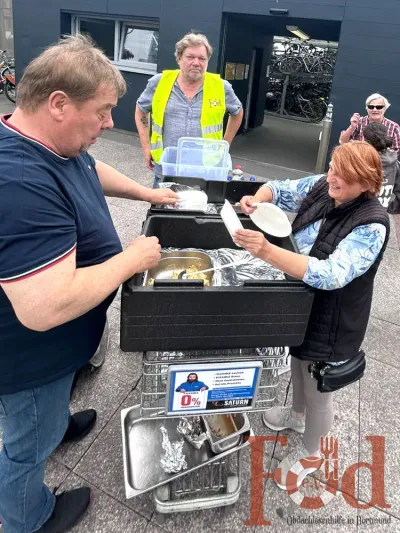 Lunchpakete und warme Kleidung zum Jahresende mit Galerie — Bild 2