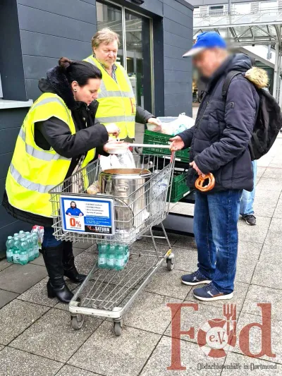 Lunchpakete und warme Kleidung zum Jahresende mit Galerie — Bild 3