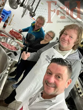 Ehrenamtliche von FOD e.V. beim gemeinsamen Kochen