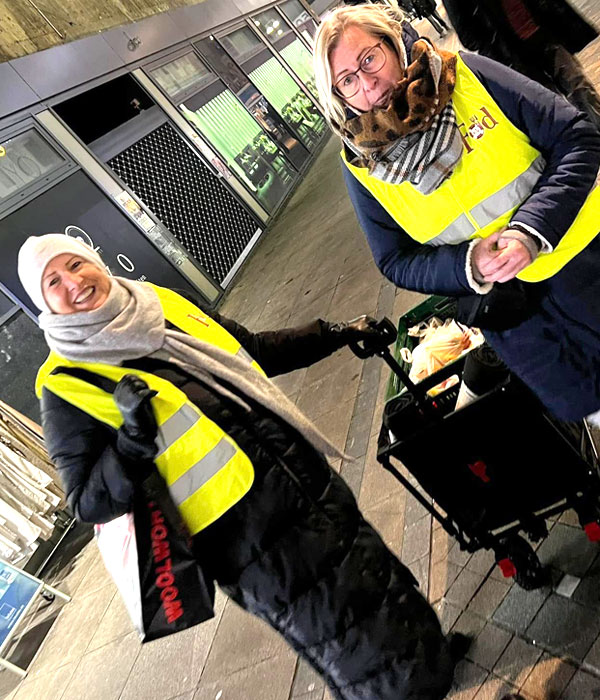 Verteilung von Essen und Kleidung in der Dortmunder City
