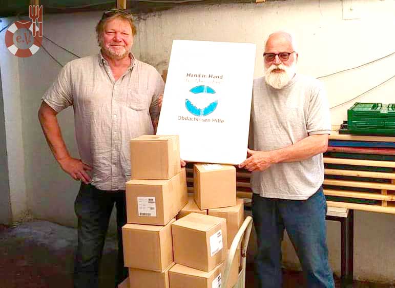 Übergabe der Desinfektionsmittel an Hand in Hand e.V.