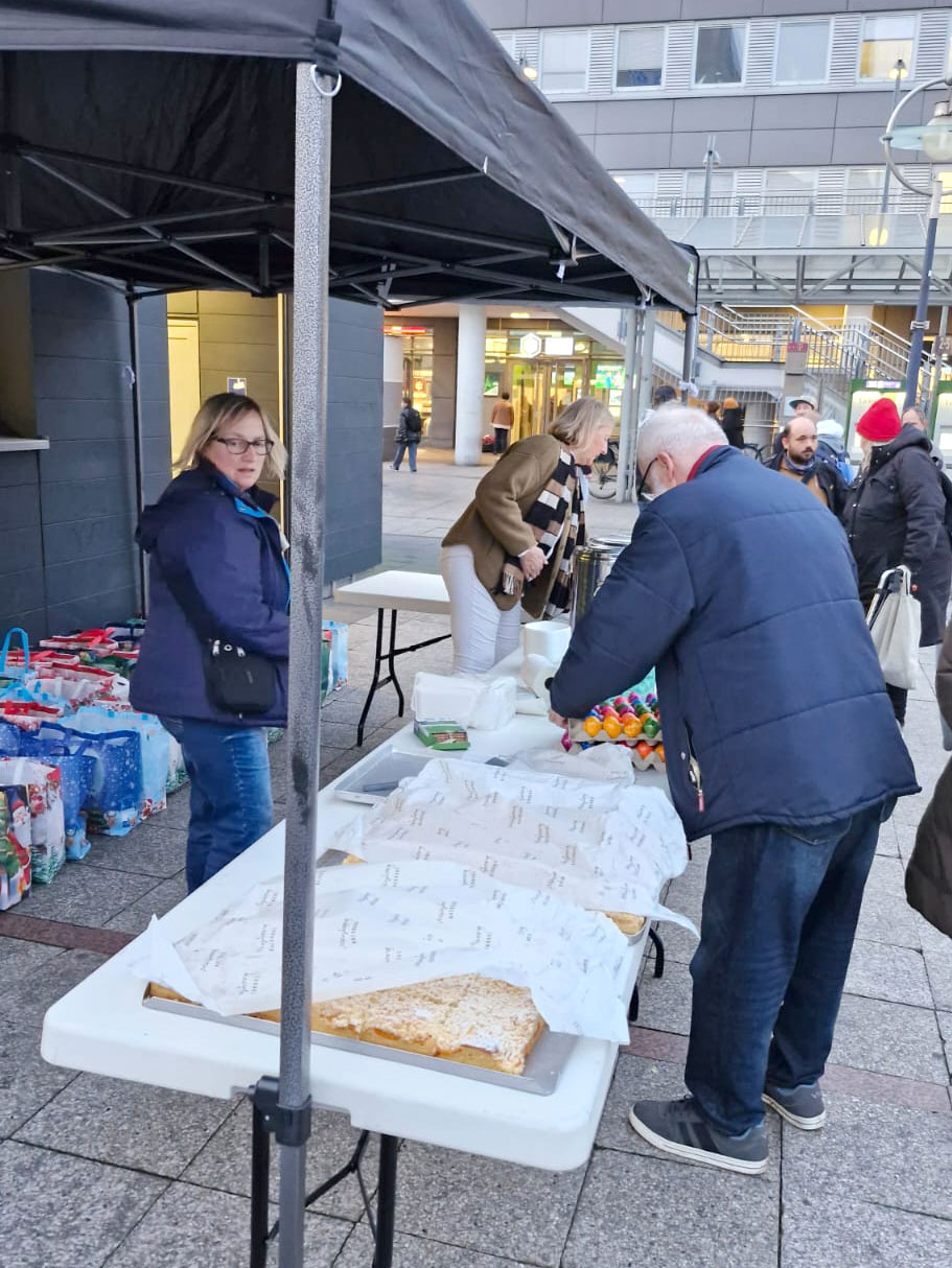 Verteilung von Kuchen am Dortmunder Hauptbahnhof