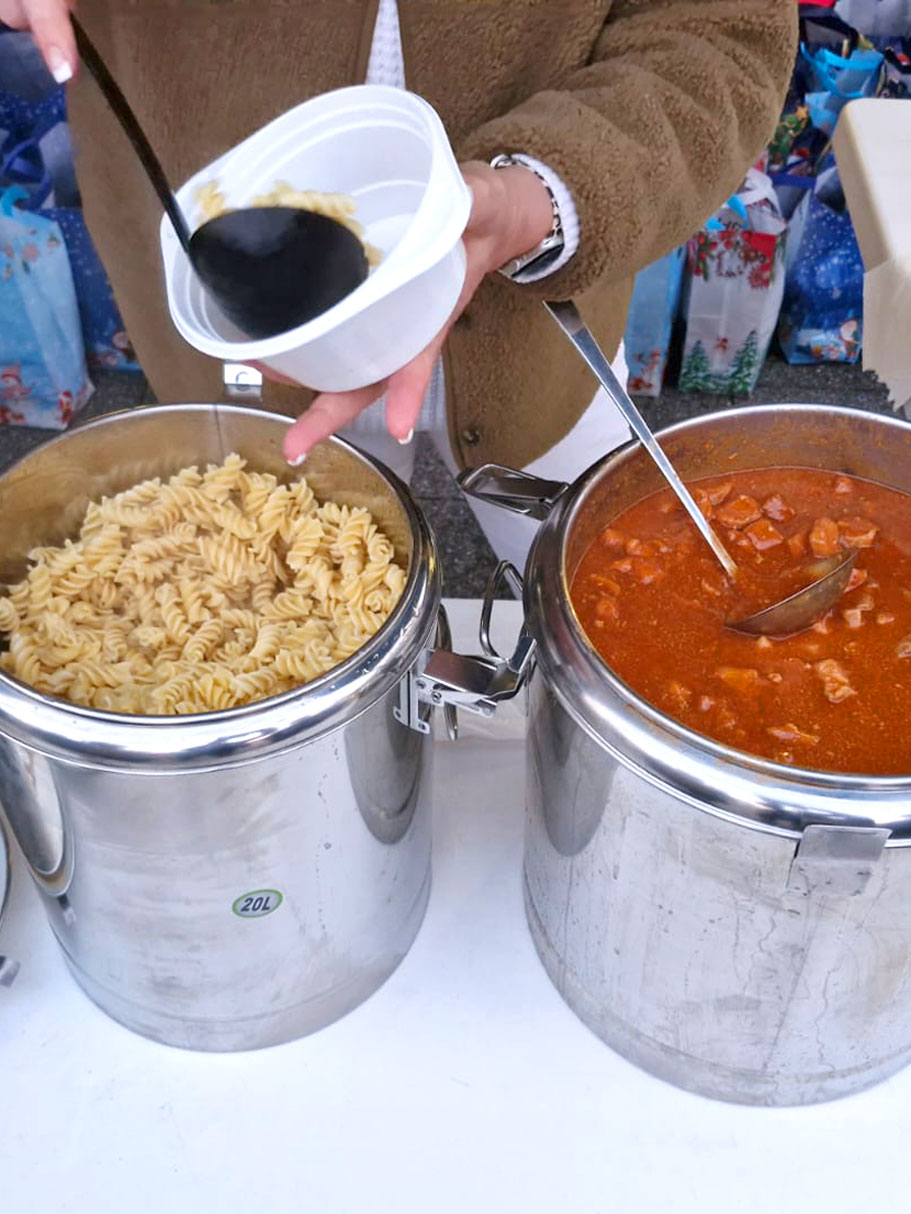 Verteilung von Nudeln mit Gulasch am Dortmunder Hauptbahnhof