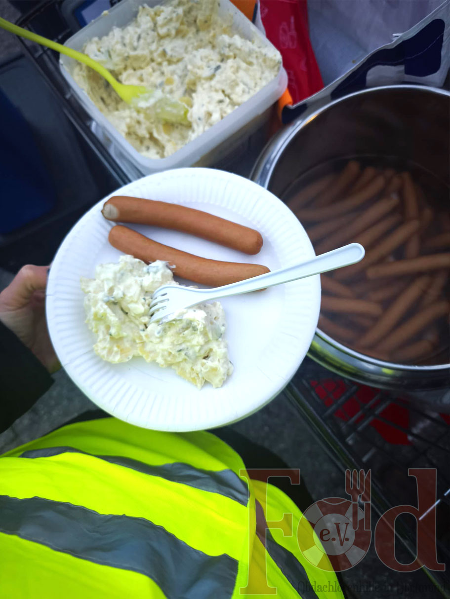 Verteilung von Bockwürsten und Kartoffelsalat am Dortmunder Hauptbahnhof