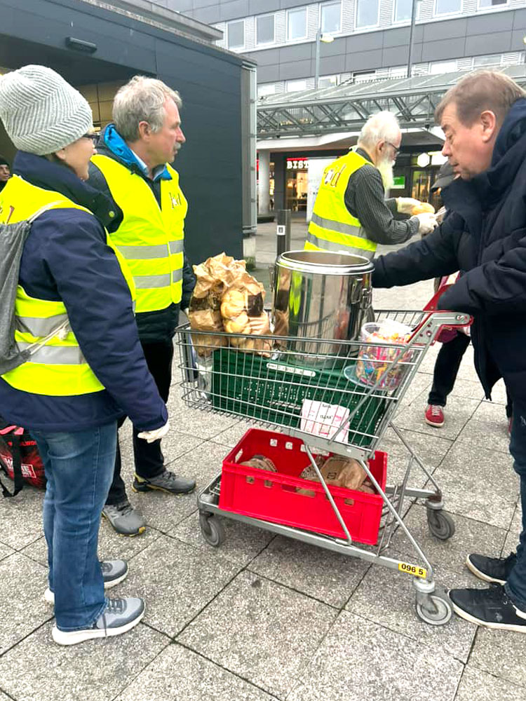 Currywurst für Bedürftige am Dortmunder Hauptbahnhof