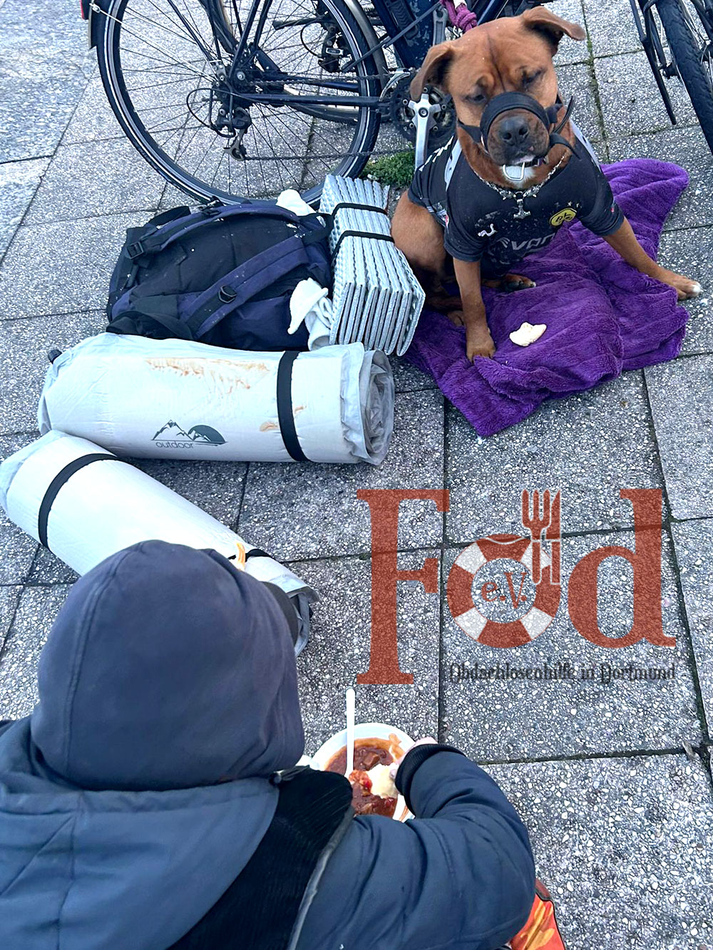 Verteilung von Gulaschsuppe und warmer Kleidung an Bedürftige am Dortmunder HBF