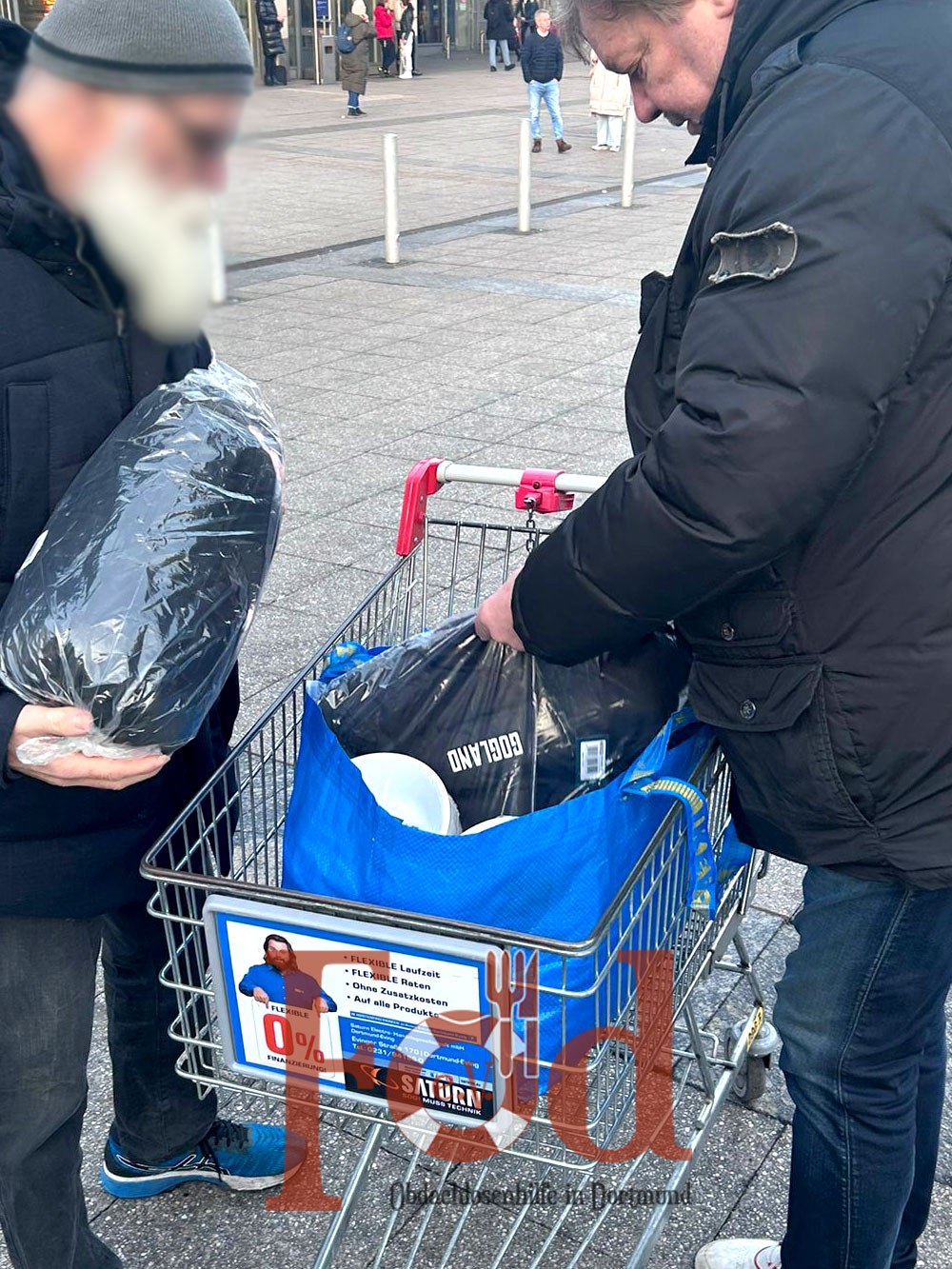 Verteilung von Gulaschsuppe und warmer Kleidung an Bedürftige am Dortmunder HBF