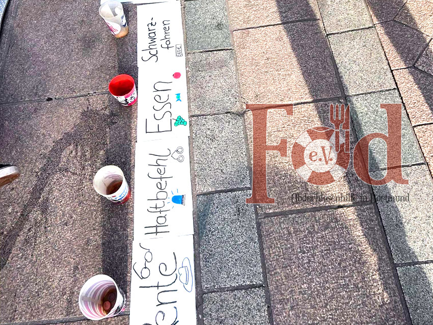 Verteilung von Lunch-Bags, Socken und Unterwäsche an obdachlose Menschen in Dortmund
