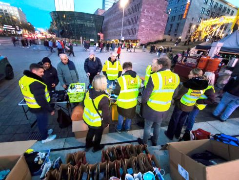 Verteilung von Kuchen am Dortmunder Hauptbahnhof