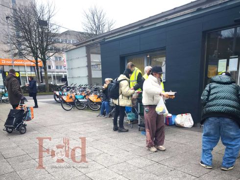 Verteilung einer warmen Suppe am Dortmunder Hauptbahnhof
