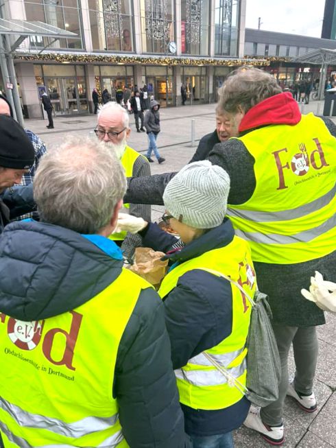 Currywurst für Bedürftige am Dortmunder Hauptbahnhof