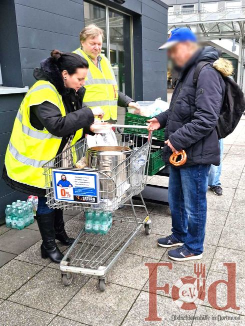 Verteilung einer warmen Suppe am Dortmunder Hauptbahnhof