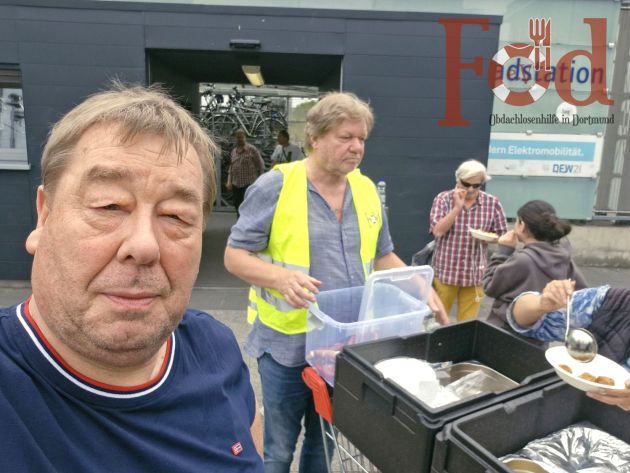 Verteilung von Essen und warme Kleidung an Bedürftige am Dortmunder Hauptbahnhof