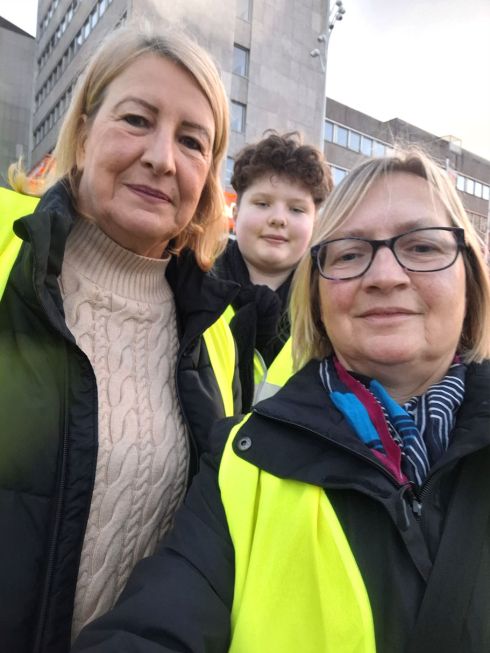 Verteilung von Kuchen  am Dortmunder Hauptbahnhof