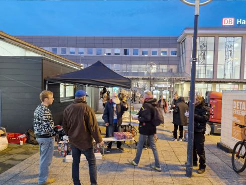 Verteilung von Kuchen am Dortmunder Hauptbahnhof