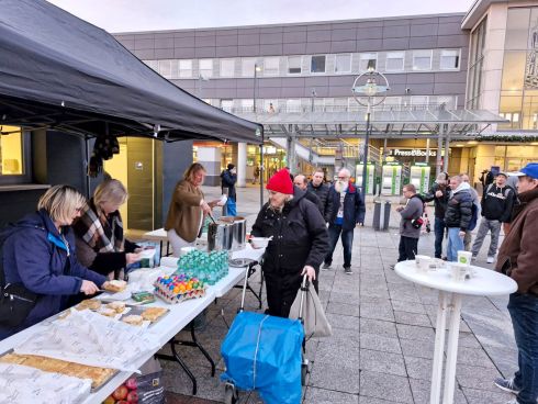 Verteilung von Kuchen am Dortmunder Hauptbahnhof