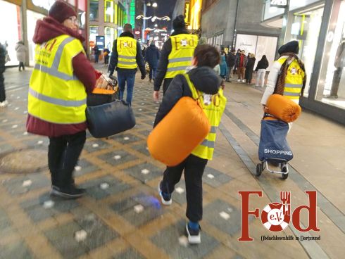 Verteilung von warmen Schlafsäcken in der Dortmunder Innenstadt
