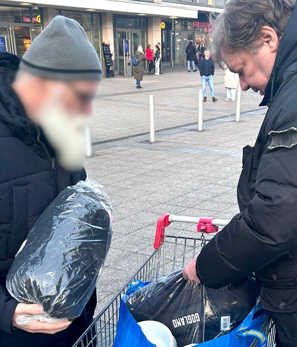 Verteilung von Essen und warme Kleidung an Bedürftige am Dortmunder Hauptbahnhof