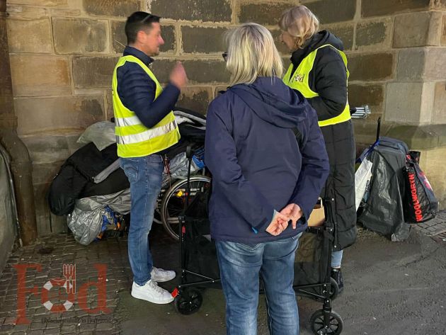 Verteilung von Essen und warme Kleidung an Bedürftige am Dortmunder Hauptbahnhof