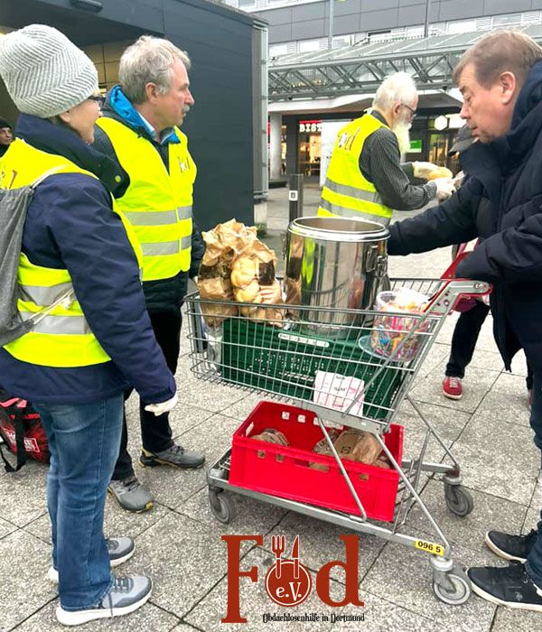 Verteilung von Currywurst an Bedürftige am Dortmunder Hauptbahnhof