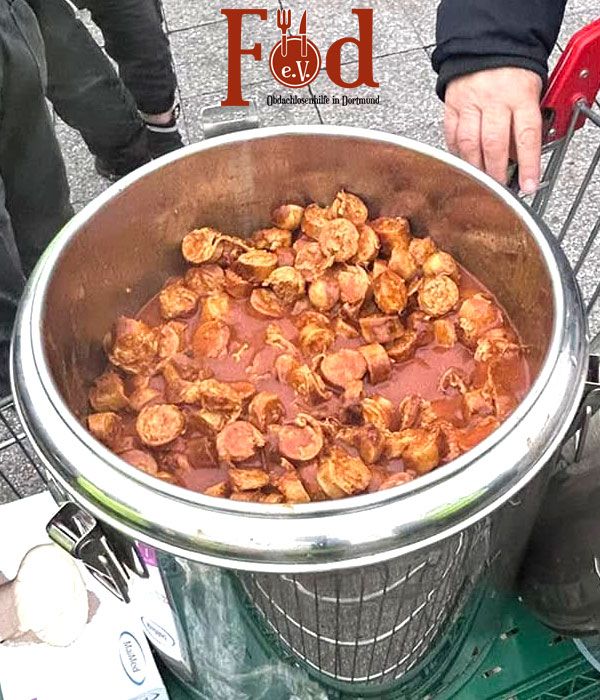Verteilung von Currywurst an Bedürftige am Dortmunder Hauptbahnhof
