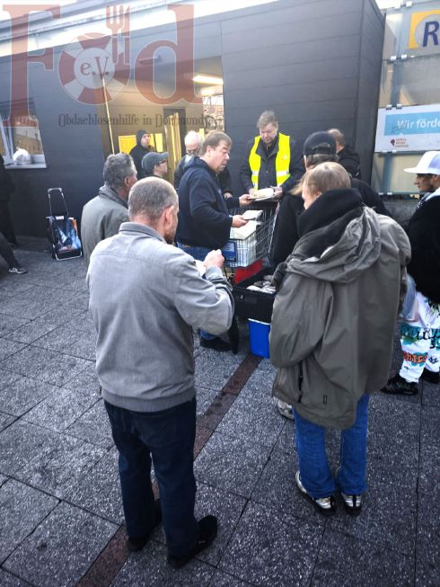 Verteilung von Bockwürsten und Kartoffelsalat  am Dortmunder Hauptbahnhof