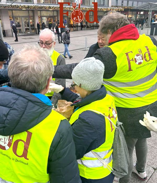 Verteilung von Currywurst an Bedürftige am Dortmunder Hauptbahnhof