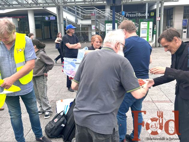 Verteilung von Essen und warme Kleidung an Bedürftige am Dortmunder Hauptbahnhof