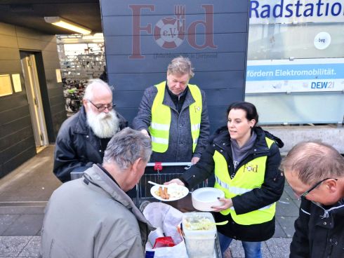 Verteilung von Bockwürsten und Kartoffelsalat  am Dortmunder Hauptbahnhof