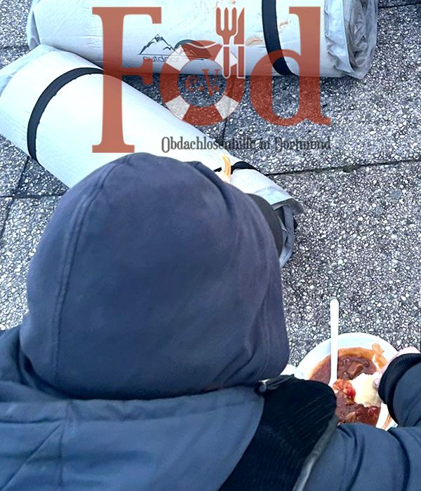 Verteilung von Gulaschsuppe und warmer Kleidung an Bedürftige am Dortmunder HBF