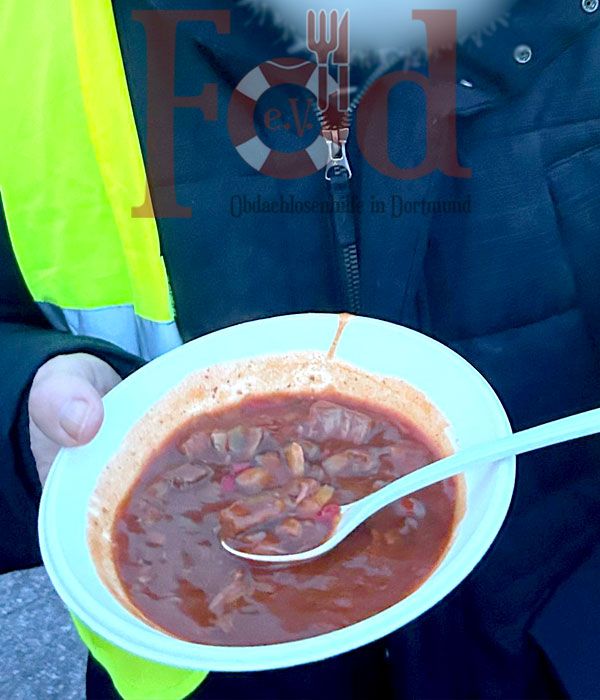 Verteilung von Gulaschsuppe und warmer Kleidung an Bedürftige am Dortmunder HBF