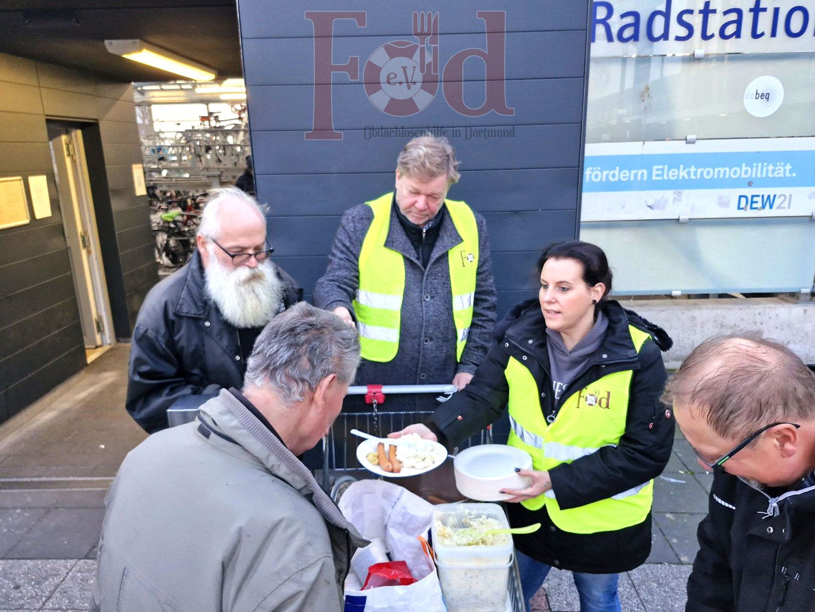 Verteilung von Bockwürsten und Kartoffelsalat am Dortmunder Hauptbahnhof