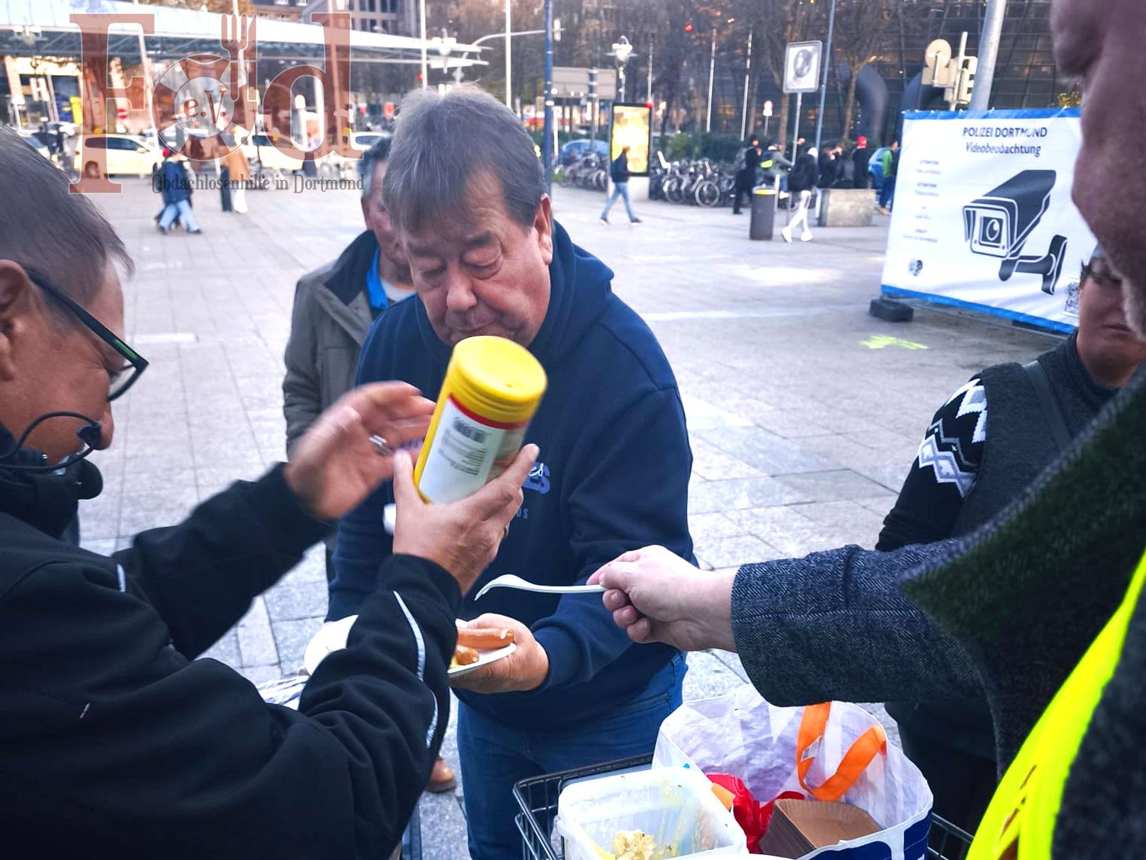 Verteilung von Bockwürsten und Kartoffelsalat am Dortmunder Hauptbahnhof