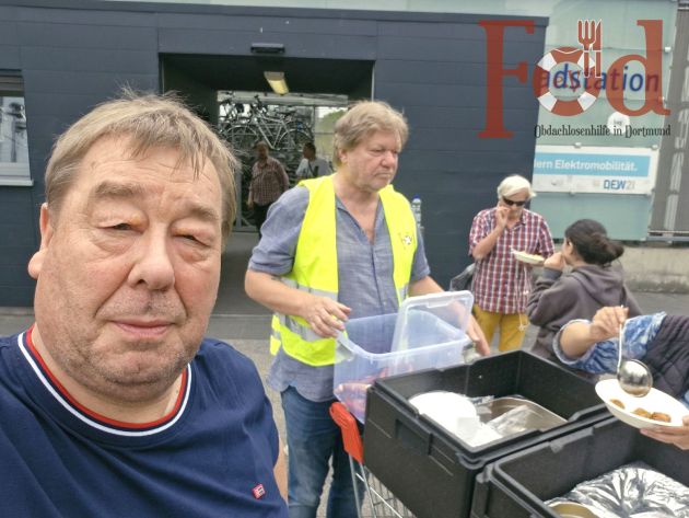 Verteilung von Essen und warme Kleidung an Bedürftige am Dortmunder Hauptbahnhof