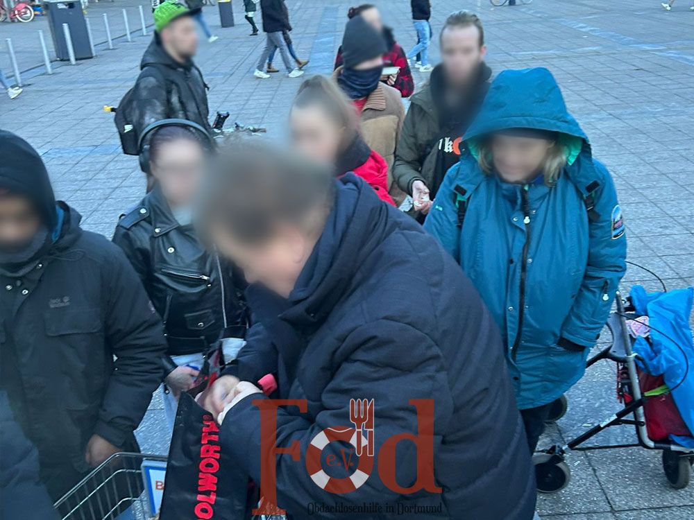 Verteilung von Gulaschsuppe und warmer Kleidung an Bedürftige am Dortmunder HBF